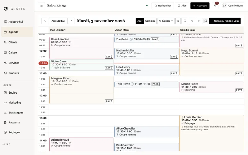 L'agenda GESTYN avec une journée chargée pour trois coiffeurs, chaque rendez-vous coloré selon la prestation
