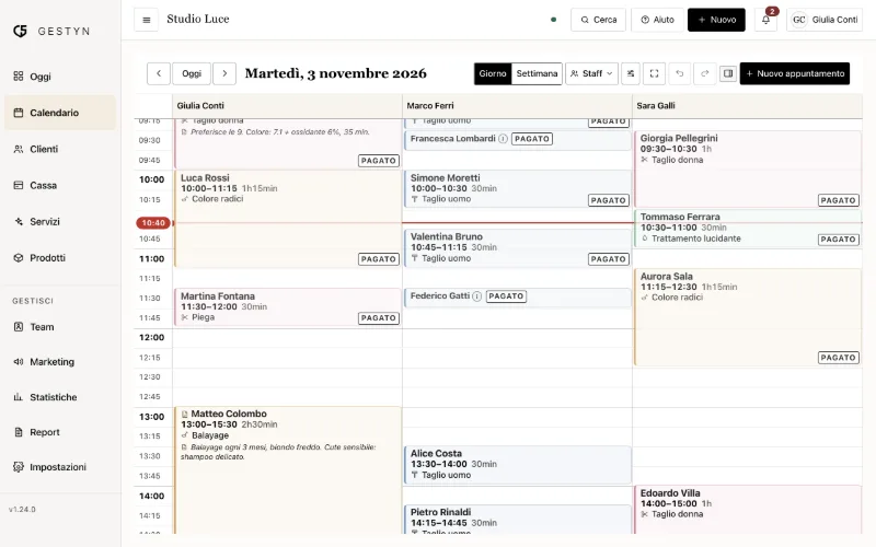 L'agenda di GESTYN con una giornata piena per tre parrucchieri, ogni appuntamento colorato secondo il servizio